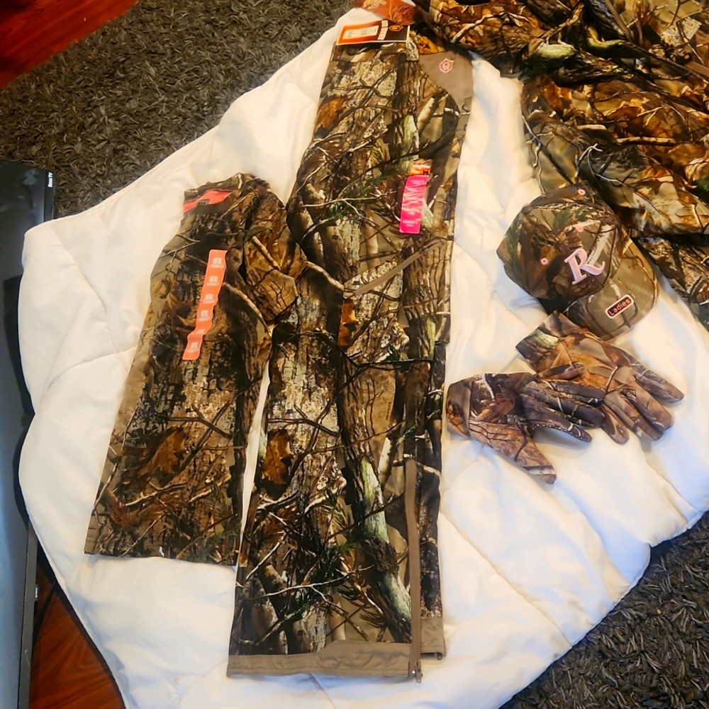 Game Winner women's realtree Camo hunting set gloves hat shirt, 2 pants & jacket